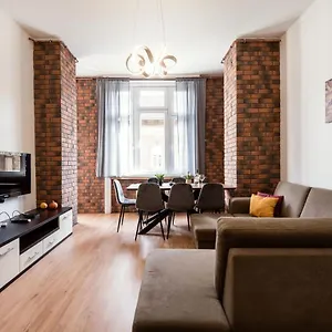 Apartment Jacuzzi And Privacy With 2 Balconies And Free Garage, Budapest